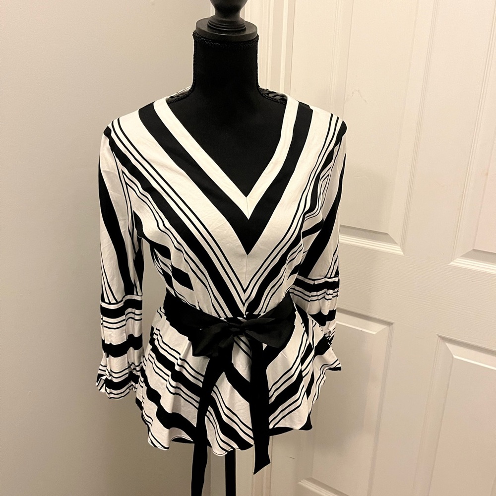 New York & Company
Black and White Shirt

Pit 2 Pit: 20